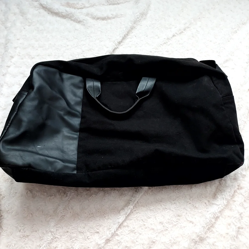 Calvin Klein large lightweight black duffle Carry On travel tote bag